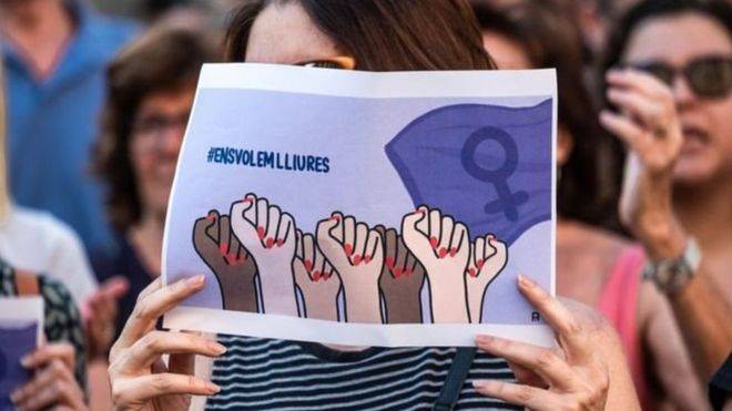 سخط في إسبانيا بسبب تبرئة رجلين من تهمة اغتصاب لأنهما لم يستخدما العنف