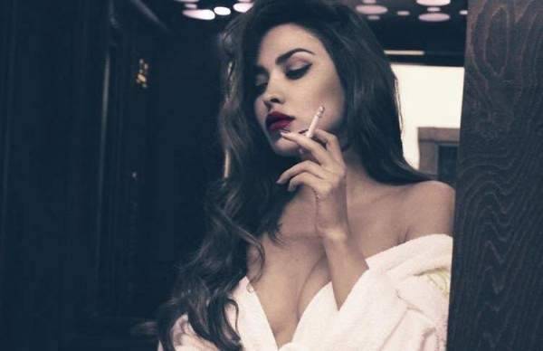 بالأسود وبين القبور.. ستُصدمون كيف أصبحت نايا بعد تركها الفن (صور)