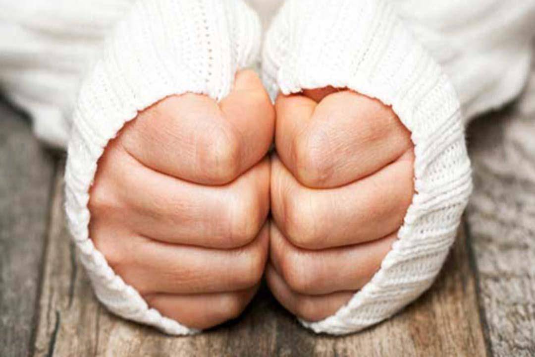انتبه.. الأطراف الباردة علامة على الإصابة بهذه الأمراض