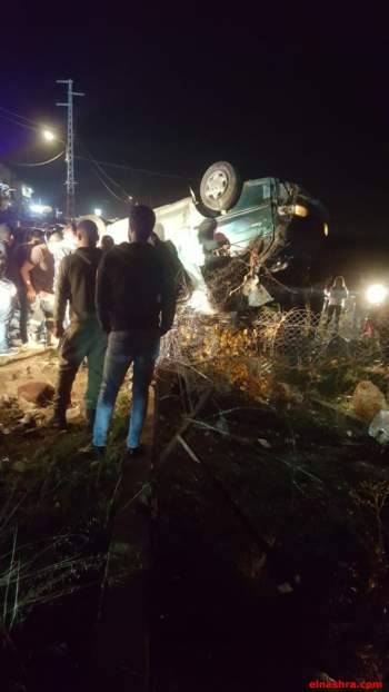 سقوط 8 قتلى وعدد من الجرحى بحادث سير مروع على طريق أبلح