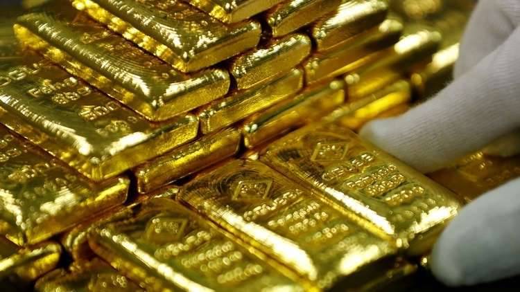 المستثمرون يتلمسون الأمان في الدولار بعد انخفاض الذهب