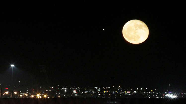 رائد فضاء يكشف كيف نقطع الشك باليقين في الجدل حول هبوط الأمريكان على القمر من عدمه