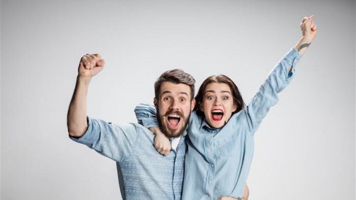 عثرا على بطاقة يانصيب فائزة بـ1,8 مليون دولار وهذا ما حصل!