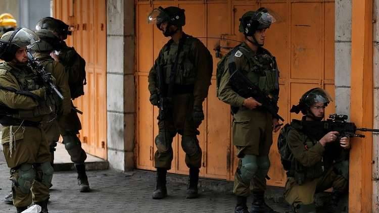 إصابة فلسطينيين باقتحام القوات الإسرائيلية قرية "دير أبو مشعل" في الضفة الغربية