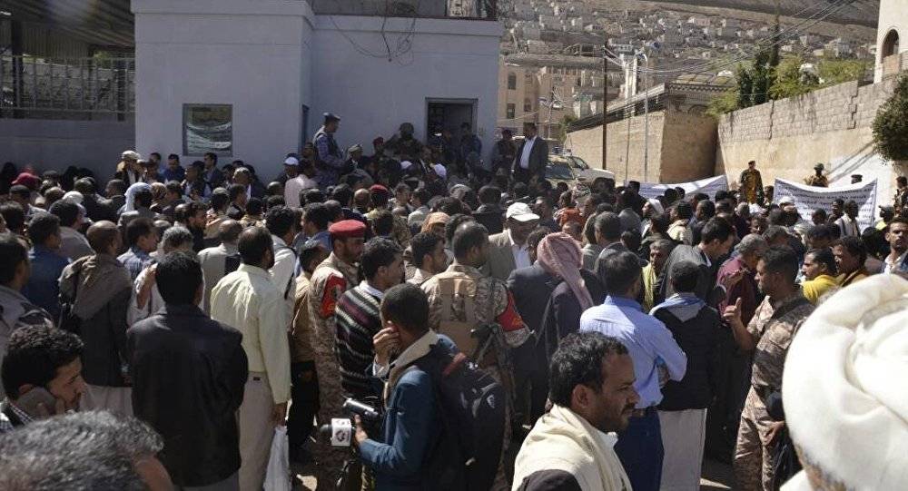 وقفة احتجاجية للعاملين بالمؤسسات الخدمية أمام مقر الأمم المتحدة بصنعاء