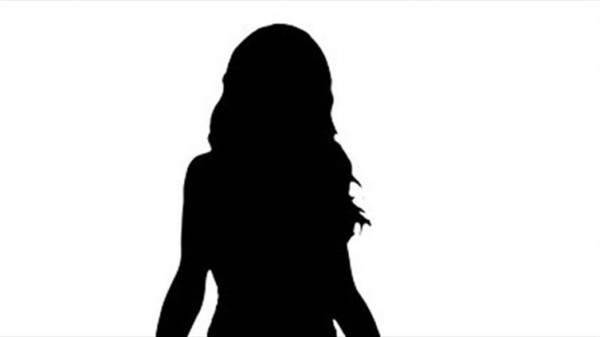 بالصور- فنانة وناشطة تثيران الجدل بخلع الحجاب