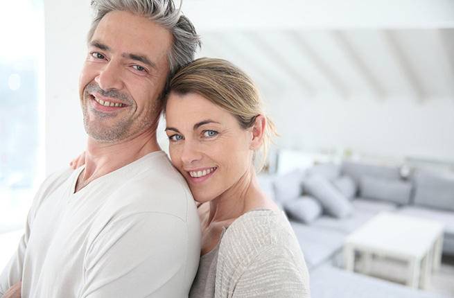 ما أسباب اختلاف طريقة التعبير عن العواطف بين الرجل و المرأة؟