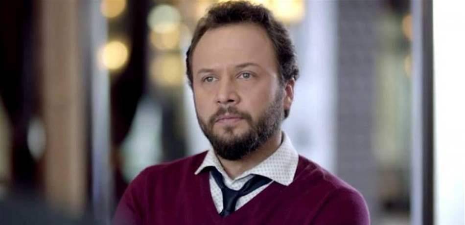 بعد الشائعات عن ترك والدته في مأوى العجزة في سوريا.. مكسيم خليل يخرج عن صمته! (صورة)
