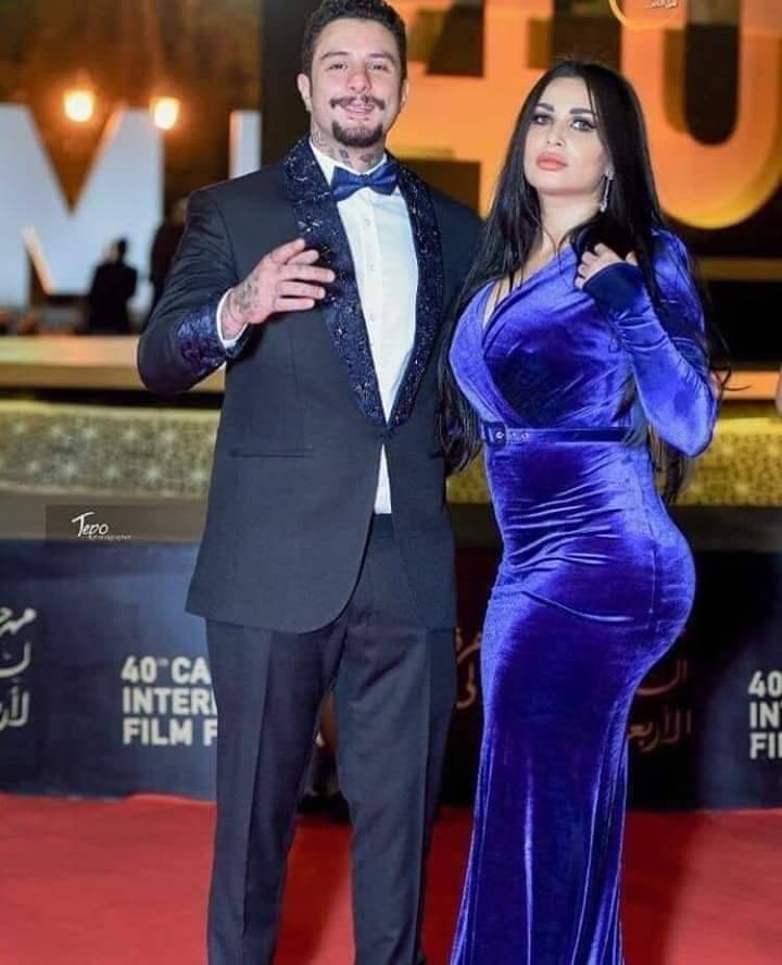 أحمد الفيشاوي يتدخل سريعا لإنقاذ فستان زوجته أمام الآلاف (فيديو)