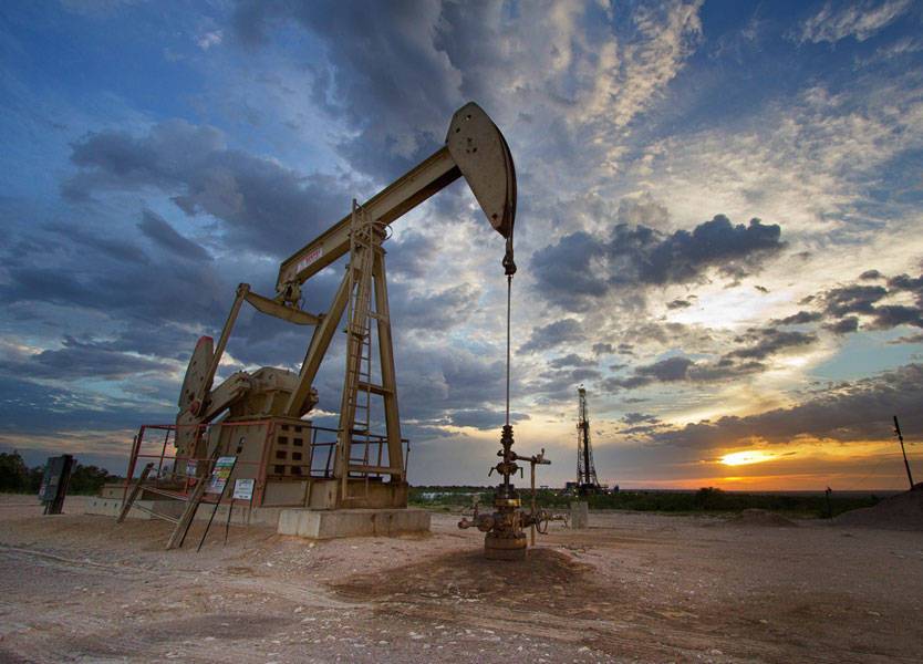 النفط يهبط بفعل إنتاج السعودية والسوق تترقب اجتماعي العشرين وأوبك