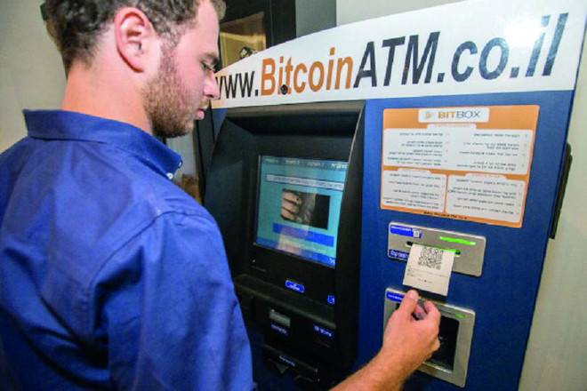بيتكوين» تتراجع 5 % مع استئناف البيع في العملات المشفرة