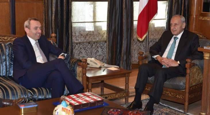 بري عرض مع السفير البريطاني التطورات الراهنة في البلاد