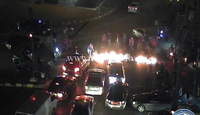 مناصرو المستقبل يقطعون الطرقات في  بيروت تضامناً مع  الرئيس الحريري