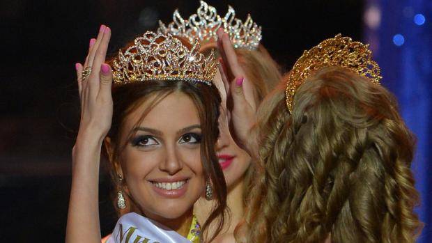 بالصور:  بعد أن أعلنت إسلامها وغيرت اسمها ملك ماليزيا يفاجئ العالم بزواجه بملكة جمال روسيا