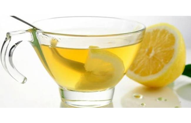 شرب الماء الدافئ بالليمون على معدة فارغة معطر للفم
