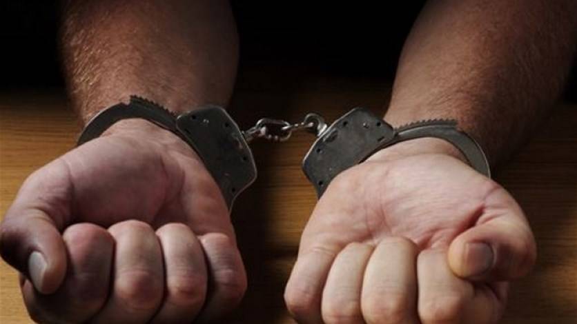 توقيف مروج على طريق المطار وضبط كمية من المخدرات بحوزته