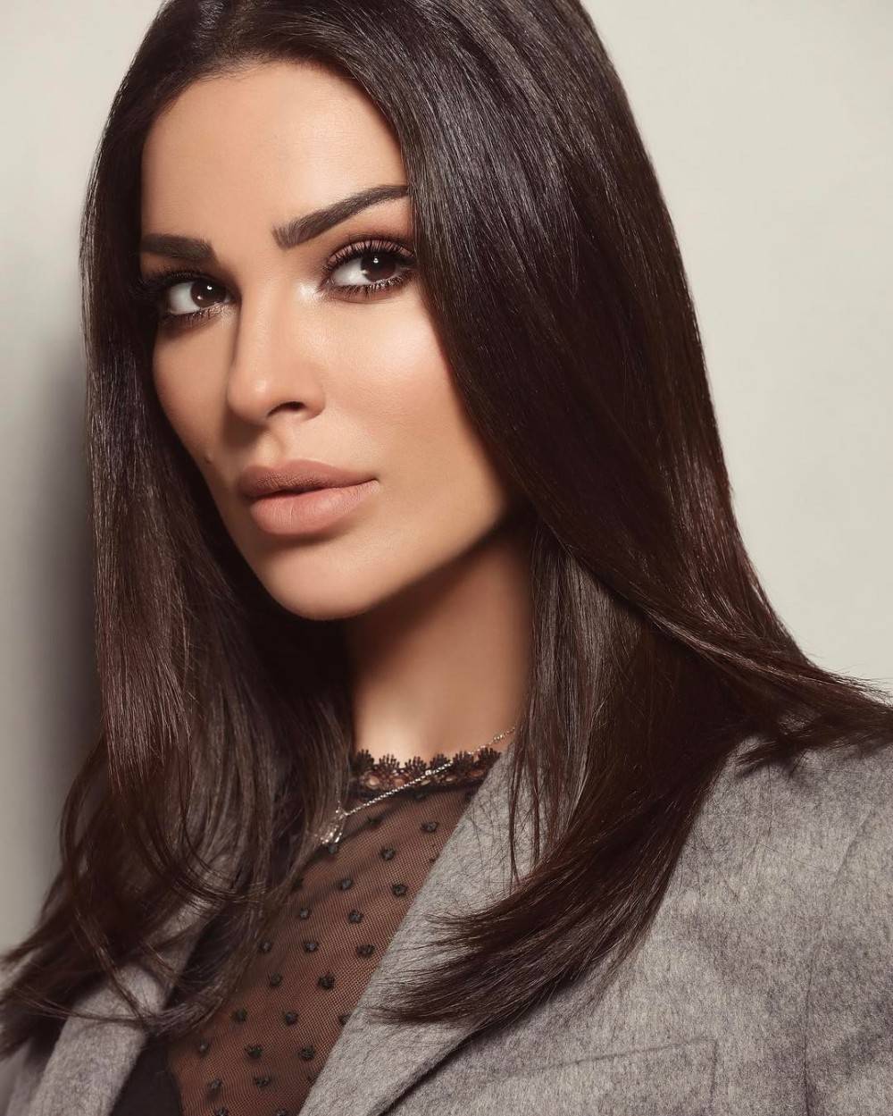 نادين نسيب نجيم تسخر من ريهانا - بالصورة