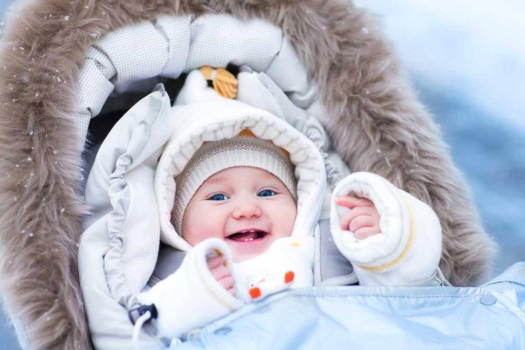 كثرة الملابس في فصل الشتاء قد تعرض طفلك للخطر..فما هو الحل؟