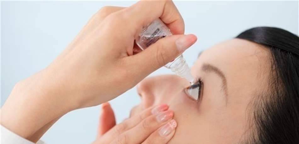 هكذا تضع قطرة العين بسهولة