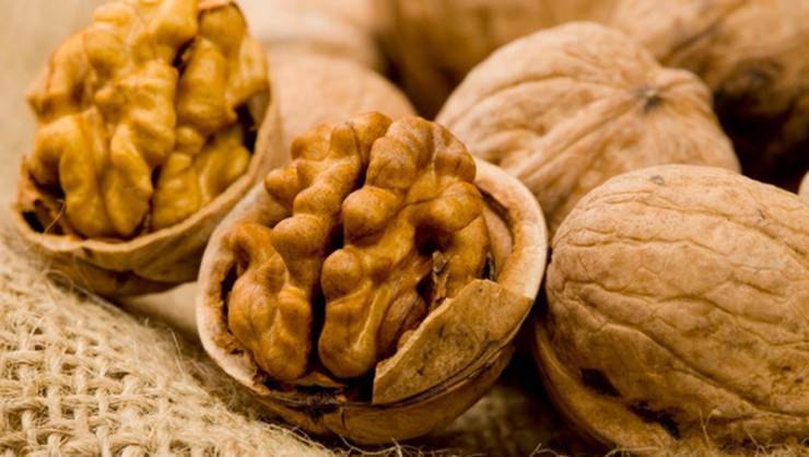 الجوز يحارب سرطان الأمعاء