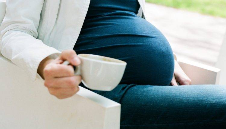 دراسة علمية: تناول القهوة والشاي خلال الحمل قد يقلل حجم الجنين