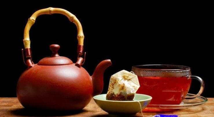كيف يحافظ الشاي على جمال البشرة والشعر؟