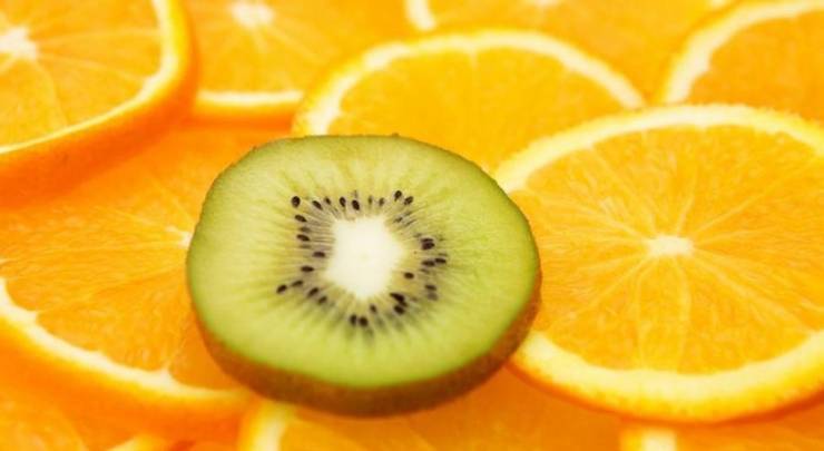 هكذا نتناول الفاكهة الحامضة دون أن تضر أسناننا