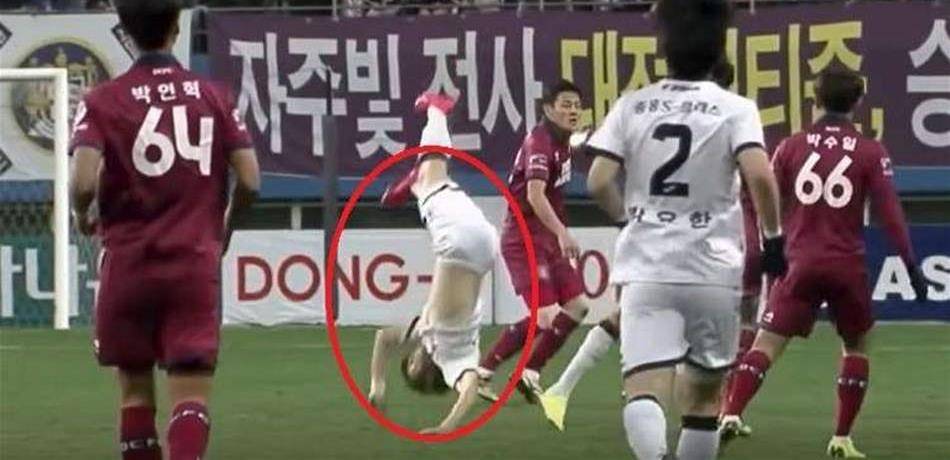 لاعب يتعرض لإصابة مروعة بعد سقوطه على رقبته (فيديو)