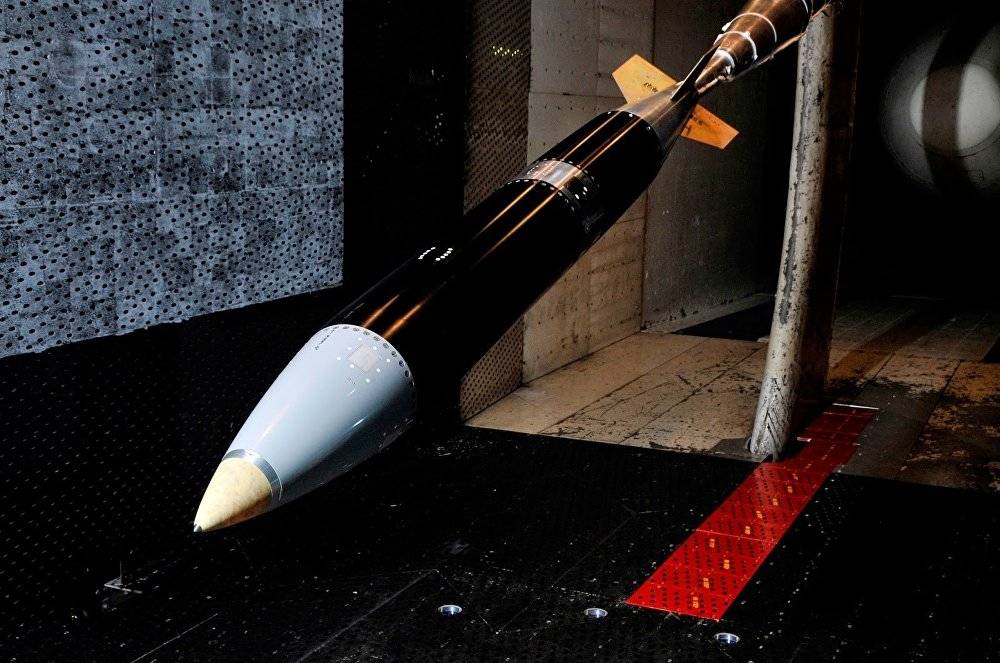 قاذفة أميركية تلقي قنبلة نووية على سبيل التجربة