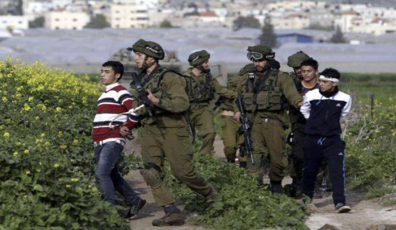 اعتقال ثلاثة فلسطينيين قرب رام الله بزعم إلقاء قنابل حارقة على قوات الاحتلال