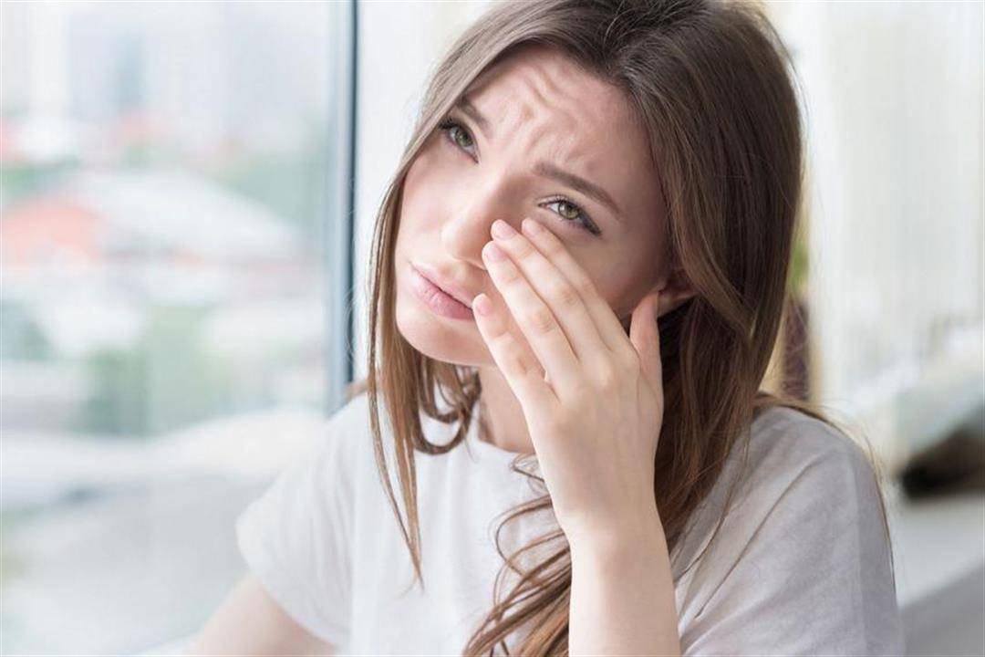 كيف تتخلص من انتفاخ الجفون بعد البكاء؟