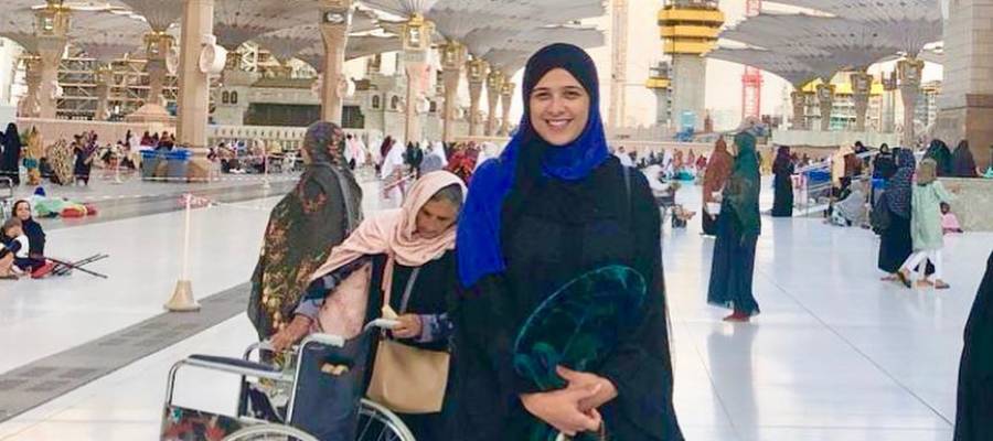 بعد إعلان طلاقها بأيام.. ياسمين عبد العزيز بالحجاب، تؤدي مناسك العمرة
