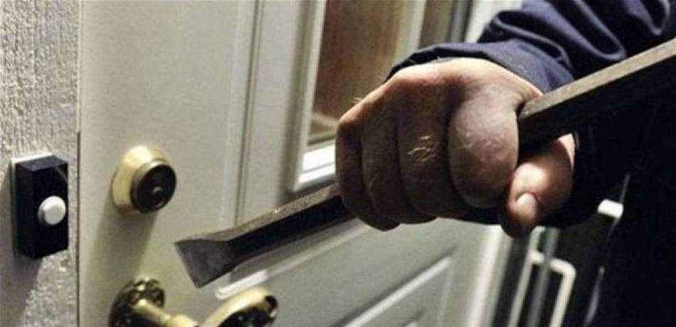 سرقَ 38 شقة.. القاء القبض على مذيع تلفزيوني عربي (فيديو)