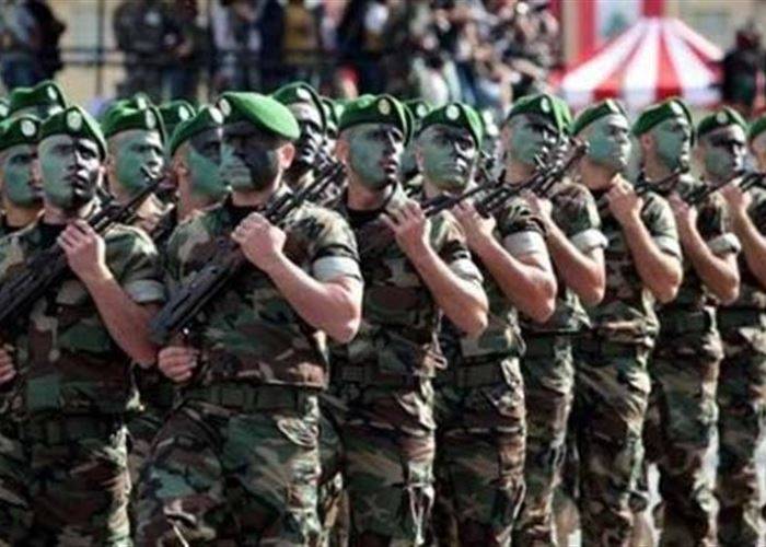 تقديم مجندين مددت خدماتهم للعلم في قاعدة رياق الجوية