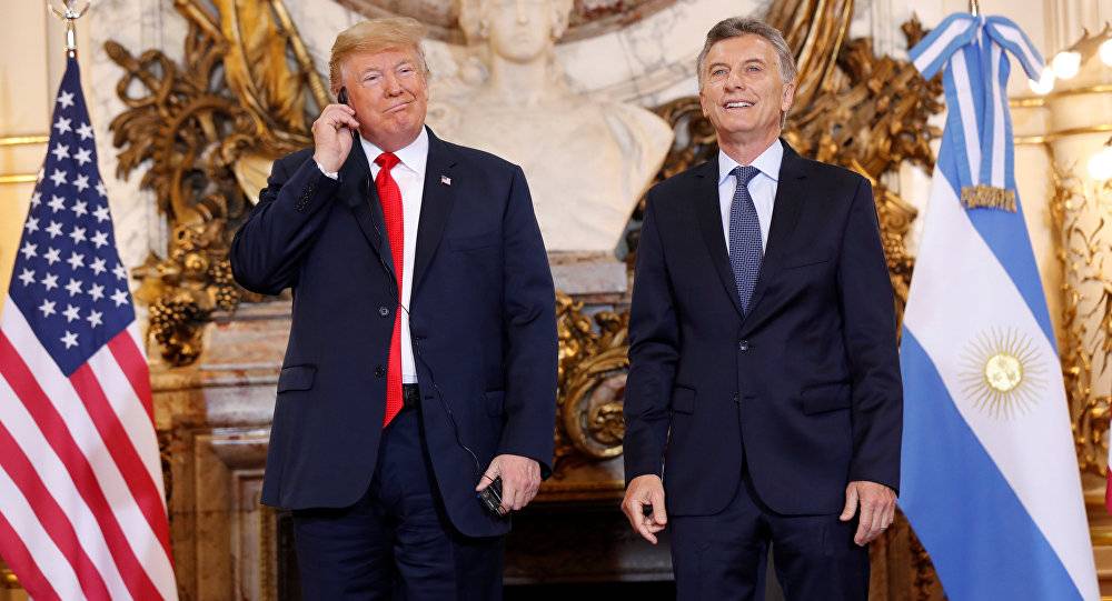 تفاصيل أول اجتماع بين الرئيس الأميركي ونظيره الأرجنتيني...  ألقى جهاز الترجمة أرضاً، وغازل ماكري