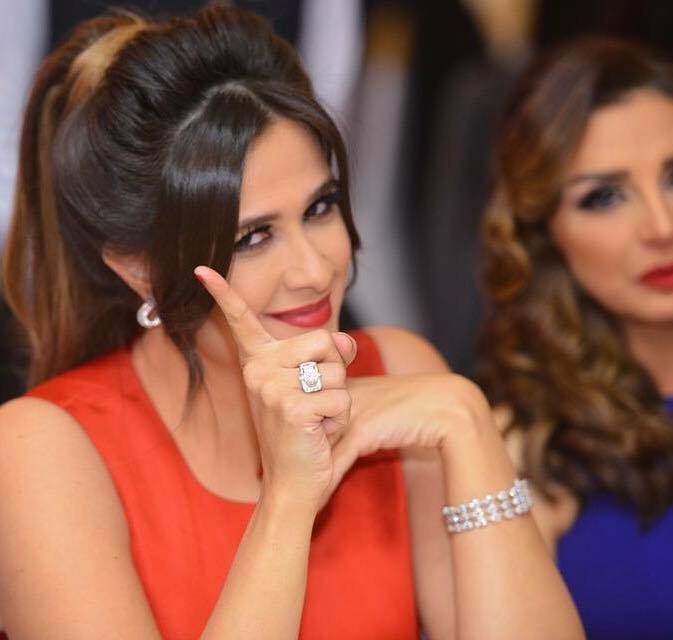بالصورة۔۔ ياسمين عبد العزيز تؤدي العمرة بعد طلاقها