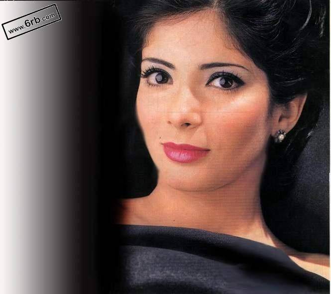 بالصور۔۔۔ منى زكي۔۔ تخطف الأضواء بالأسود في عرض أزياء