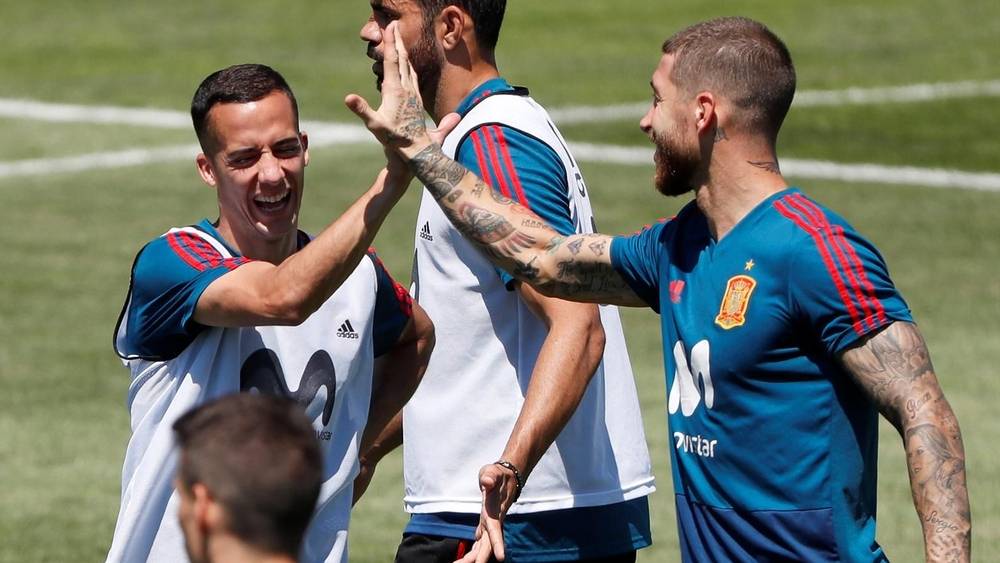راموس وفاسكيز ونافاس أبرز زبائنه.. لاعب مغربي يتحوّل إلى مصفف شعر لنجوم ريال مدريد