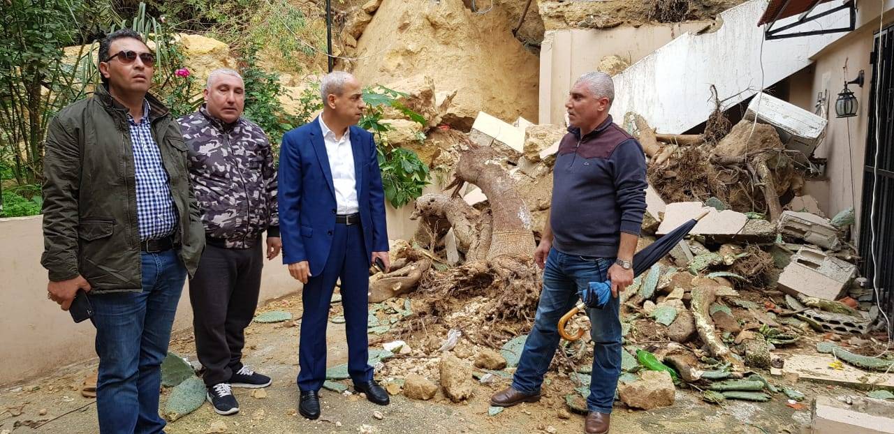 خير تفقد منزلين تصدعا في انجراف صخري في حلبا وزار حبيش