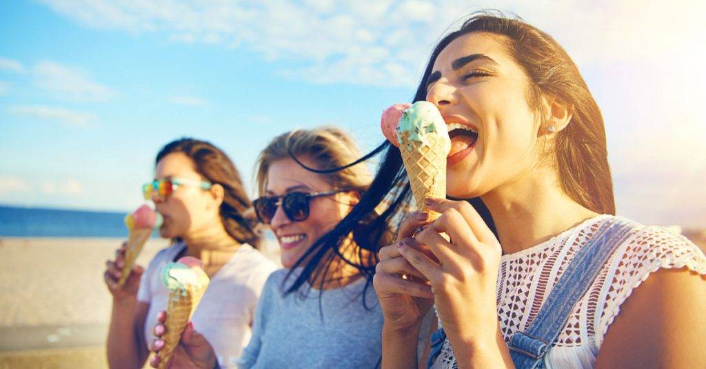 تناوُل المثلجات بشكل سريع قد يصيبك بمرض لا تتوقعه!