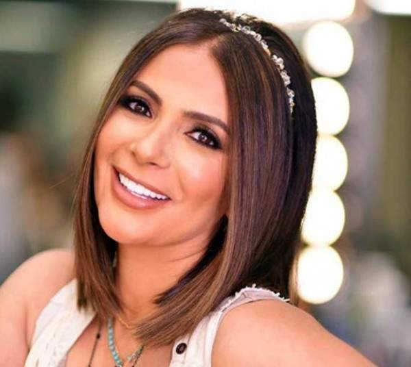 منى زكي تخطف الأنظار بالأسود في عرض أزياء.. صور