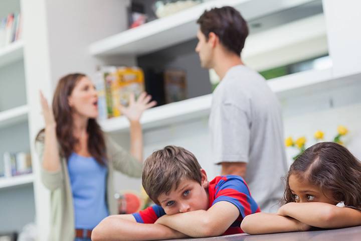 المشاكل العائلية قد تسبب أمراضاً نفسية للطفل... فما هي؟