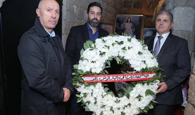 رفول ووفد من الوطني الحر وضعا إكليل زهر على ضريح معوض