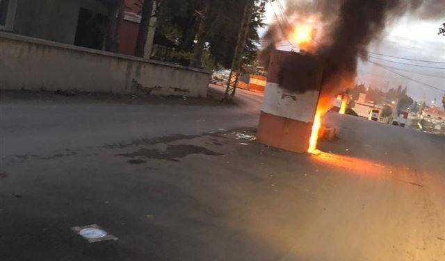 بالفيديو: آل جعفر يضرمون النار في حاجزين اخلاهما الجيش