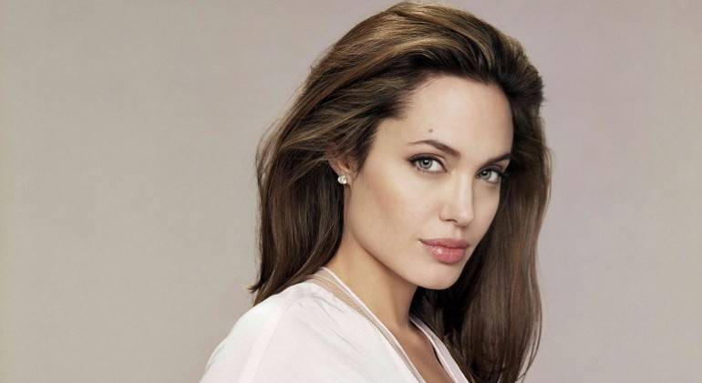 لماذا شعرت أنجلينا جولي بالخجل؟