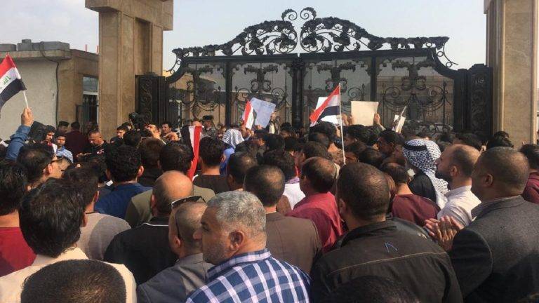 غليان في البصرة.. محتجون يغلقون مبنى الحكومة وتهديد باعتصام مفتوح