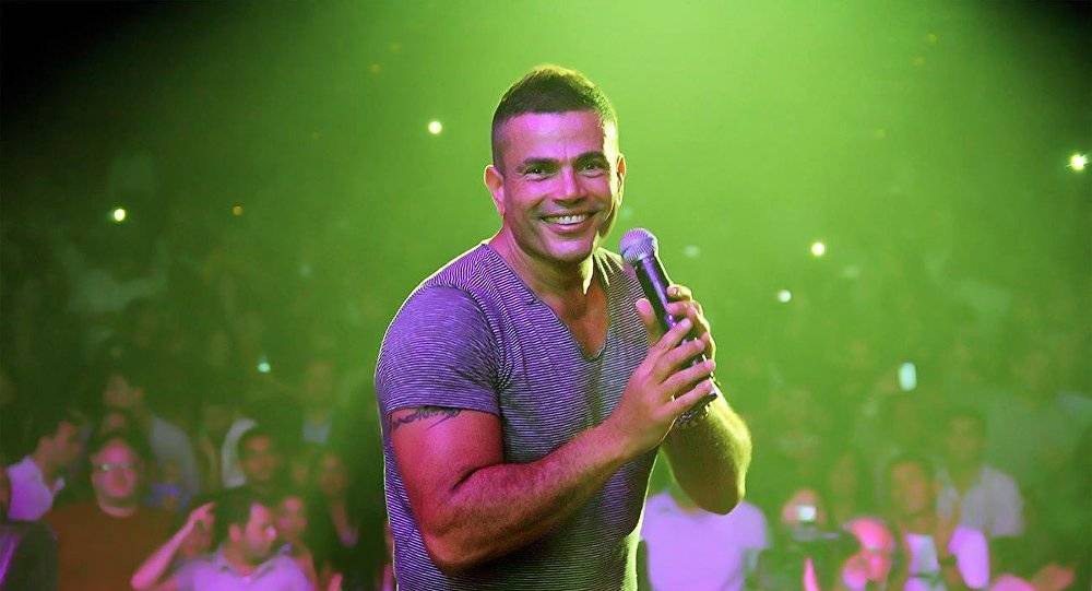 كيف تعامل عمرو دياب مع معجب حاول الأمن إبعاده عنه (صور)