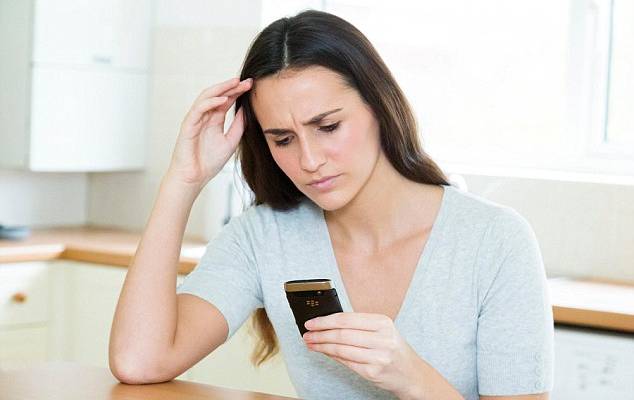 عندما يتحول الهاتف من سلعة خدمية إلى هوس.. ماذا تعرف عن «النوموفوبيا»؟