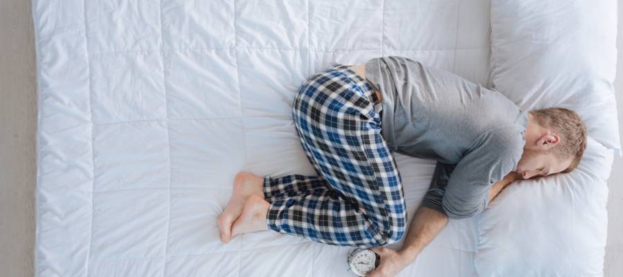 هل تشعر بأنّ ترك الفراش صباحاً «مهمة مستحيلة»؟ قد يكون السبب اضطراب نفسي أو حتى بداية اكتئاب