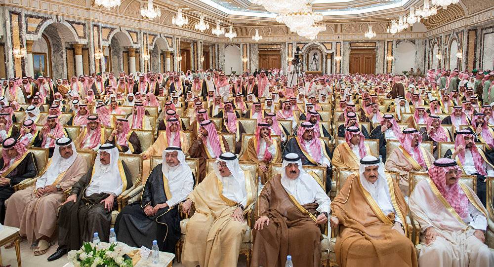أمراء الأسرة الحاكمة يتوجهون إلى قصر الملك سلمان